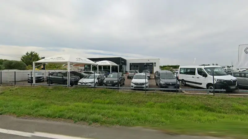 Vue de la rue devant Renault DSC AUTOMOBILES, Saint-Pierre-La-Noue