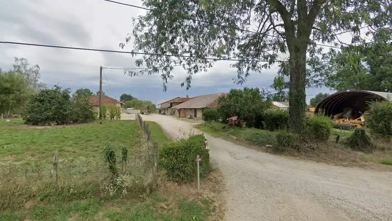 Vue de la rue devant Gavand Agri Service, Saint-Étienne-du-Bois