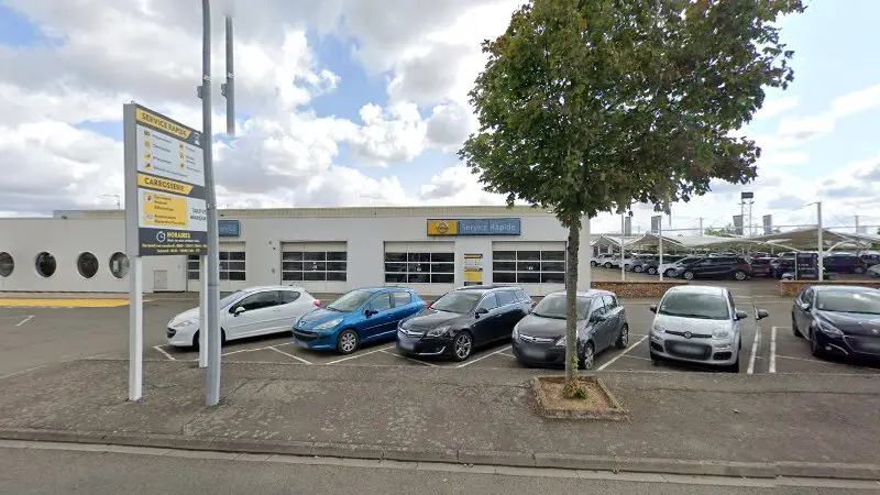 Vue de la rue devant Chevrolet Service, Vernouillet
