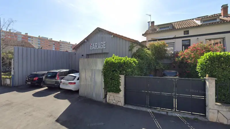 Vue de la rue devant Sf Carrosserie, Toulouse