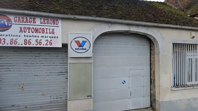 Vue de la rue devant Garage Lerond Automobile, Villeblevin