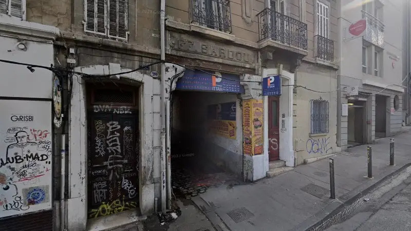 Vue de la rue devant Carrosserie Leverrier, Marseille