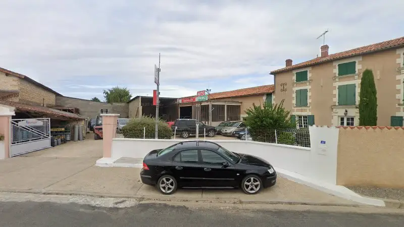Vue de la rue devant Divers Garage de la Paix, Champigny en Rochereau