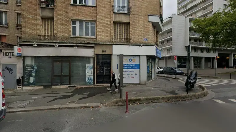 Vue de la rue devant Gocar carrosserie, Clichy