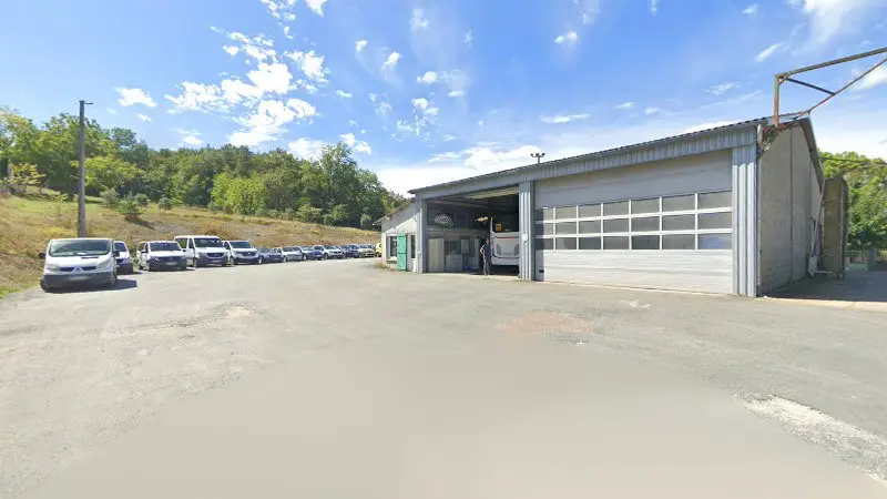 Vue de la rue devant Vallade Alice Garage, Saint-Félix-de-Bourdeilles