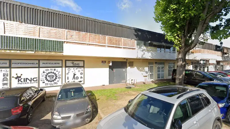 Vue de la rue devant KING PIECES AUTO, Cergy