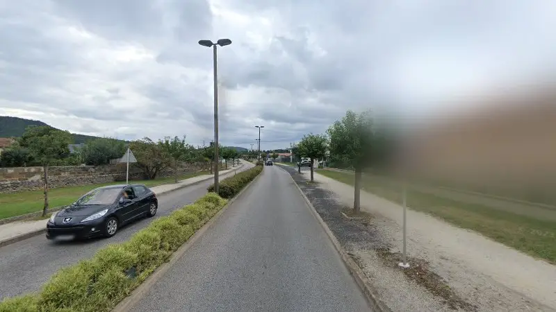 Vue de la rue devant Carlet Pneus, Langeac