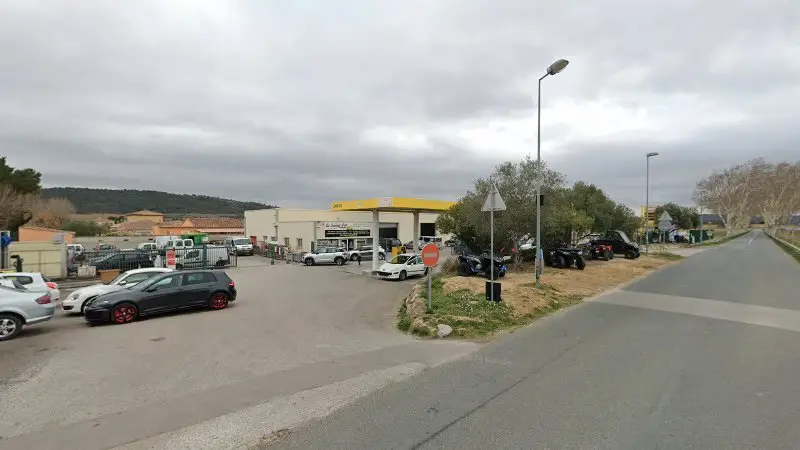 Vue de la rue devant Saint Laurent Auto-Agri, Saint-Laurent-de-la-Cabrerisse