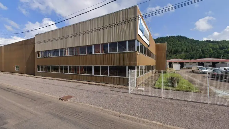 Vue de la rue devant Knauf Industries Automotive, Sainte-Marie-en-Chanois