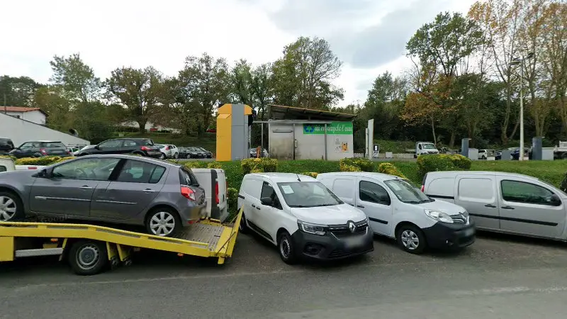 Vue de la rue devant Renault Minute Carrosserie, Larressore