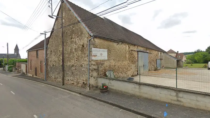 Vue de la rue devant Garage Rocca, La Celle-sous-Chantemerle