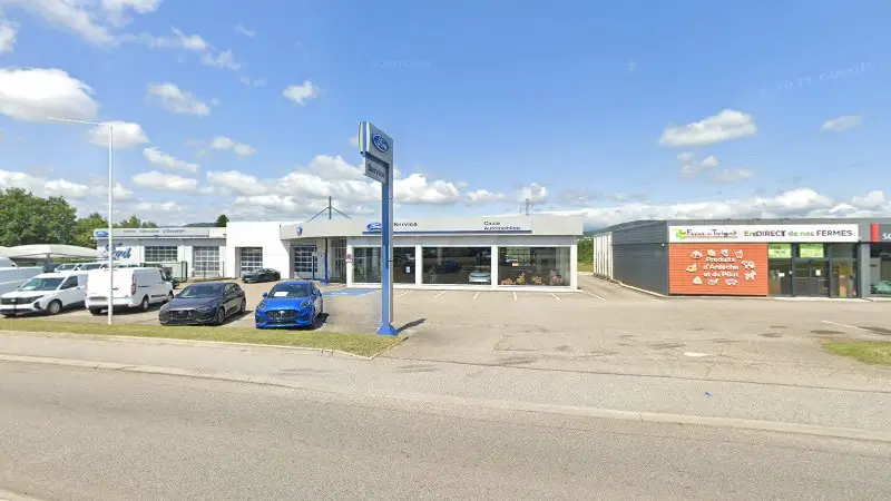 Vue de la rue devant Marcel Caule Automobiles Ford, Davézieux