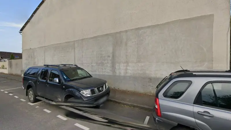 Vue de la rue devant Ds cars 28, Thivars