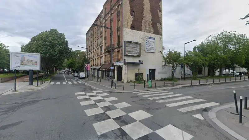 Vue de la rue devant Carrosserie AD, Saint-Denis