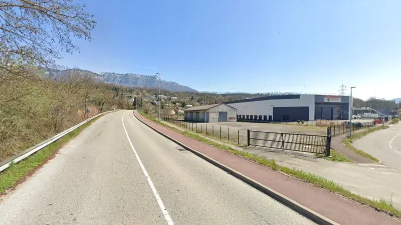 Vue de la rue devant Carrosserie Million-Joram, Voglans