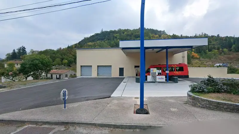 Vue de la rue devant Pneus du Somail - St Pons de Thomieres, Saint-Pons-de-Thomières