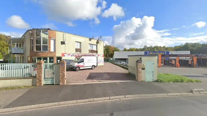 Vue de la rue devant Aoutovizion, Ozoir-la-Ferrière