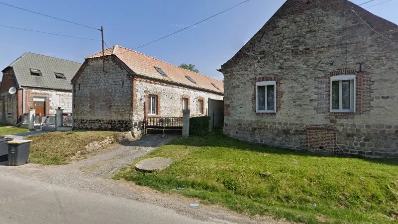 Vue de la rue devant Garage Tiomich, Puisieux-et-Clanlieu