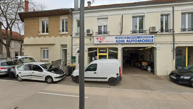 Vue de la rue devant AD Garage Expert ADM AUTOMOBILE VICHY, Vichy