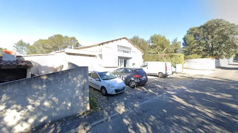 Vue de la rue devant Carrosserie De Poulx Mécanique, Poulx