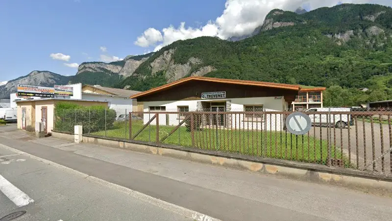 Vue de la rue devant Carrosserie Lorenzelli, Sallanches