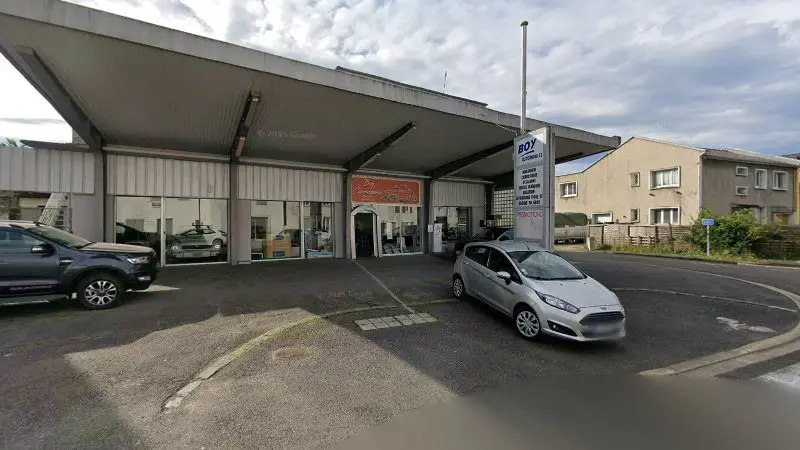 Vue de la rue devant Garage Boy Automobiles - Mr André Boy, Oloron-Sainte-Marie
