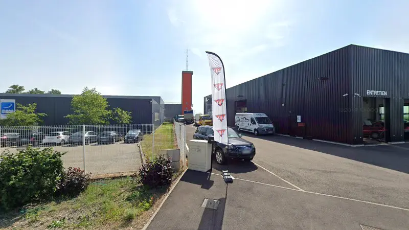 Vue de la rue devant AD Garage Expert 2G AUTOMOBILES, Cernay