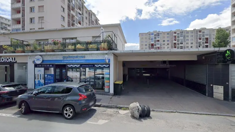 Vue de la rue devant Carrosserie R.B, Villeurbanne