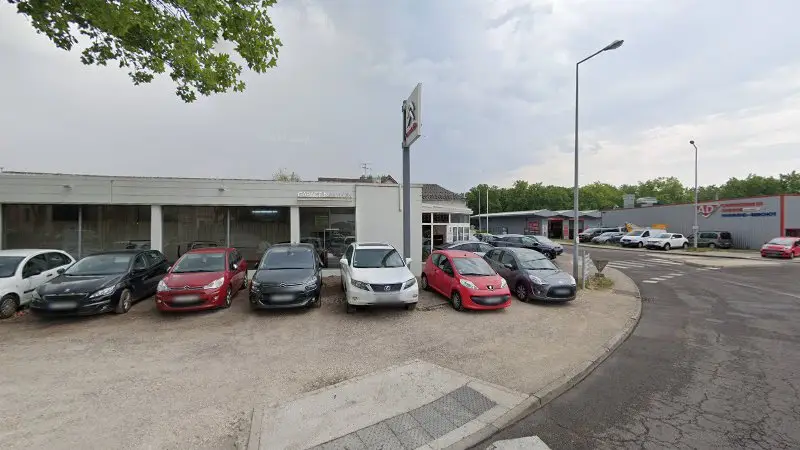 Vue de la rue devant Garage Champeaux Naigeon - Citroën, Quetigny