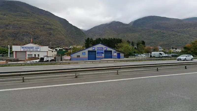Vue de la rue devant AXIAL - L'U2 AUTOMOBILES, Tours-en-Savoie