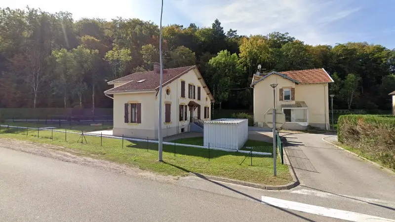 Vue de la rue devant Garage Martin pouxeux, Pouxeux
