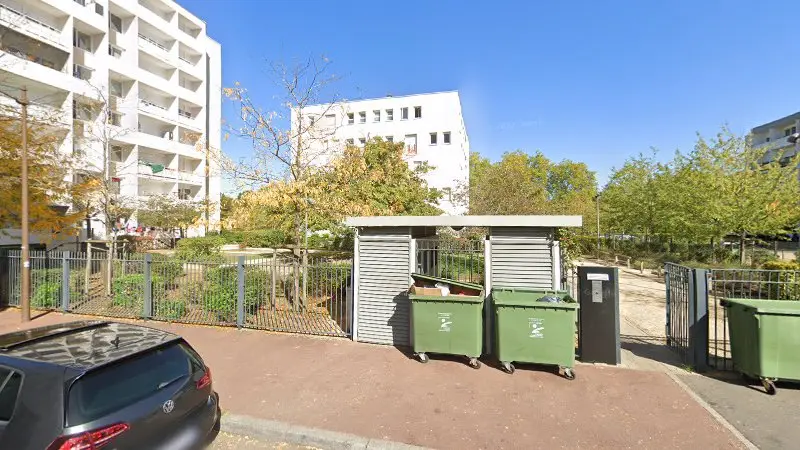 Vue de la rue devant Drive Pneu 45 - Installation et Crevaison à Domicile, Orléans
