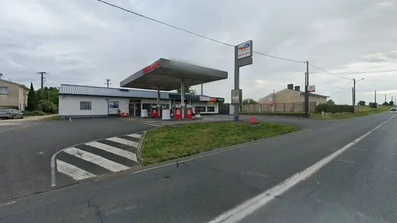 Vue de la rue devant Eurorepar Car Service, Saint-Quentin-de-Baron