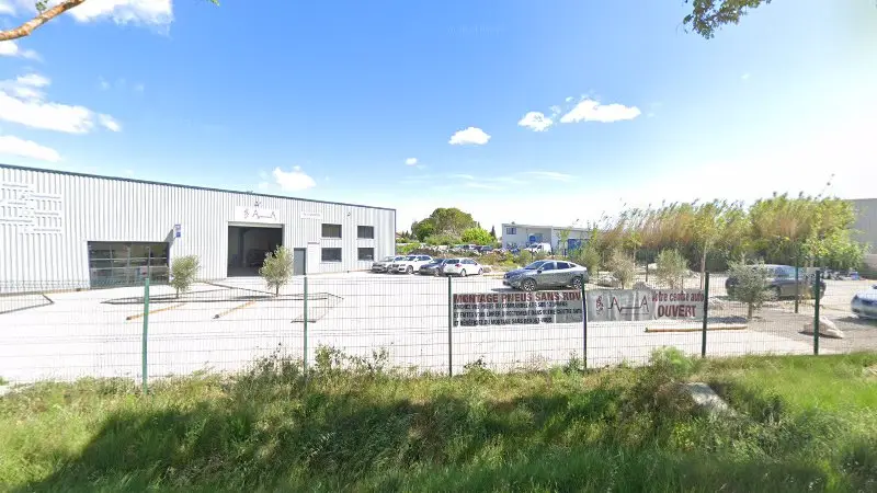 Vue de la rue devant Garage de Nono, Entraigues-sur-la-Sorgue