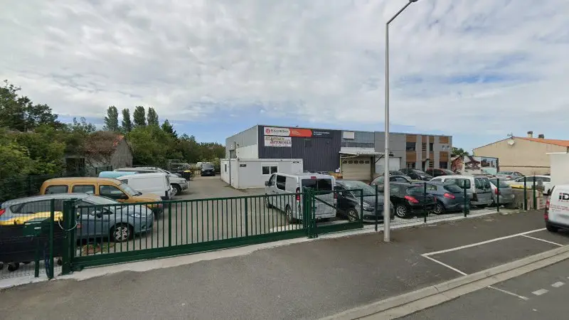 Vue de la rue devant Atlantic Automotive Eurorepar, L'Houmeau