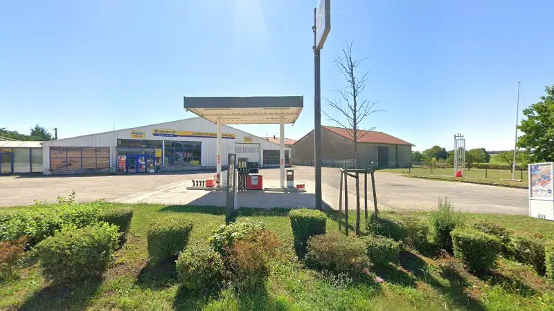 Vue de la rue devant Garage David- GROUPE CHEVAL - NEW HOLLAND, Limey-Remenauville
