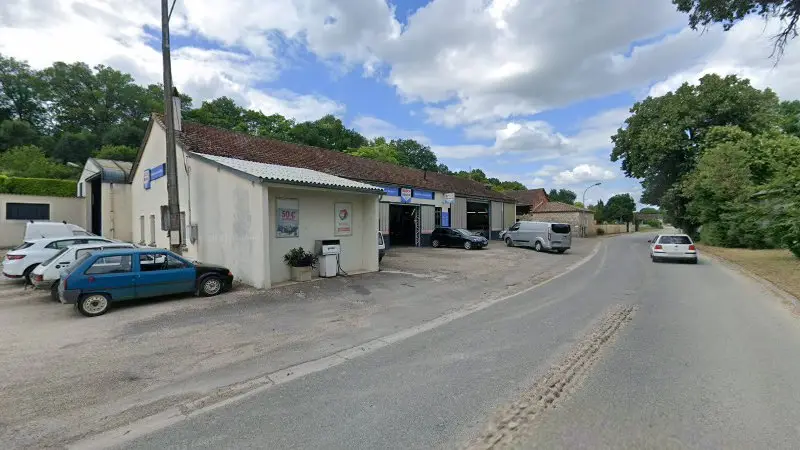 Vue de la rue devant Bourrières Automobiles, Lendou-en-Quercy