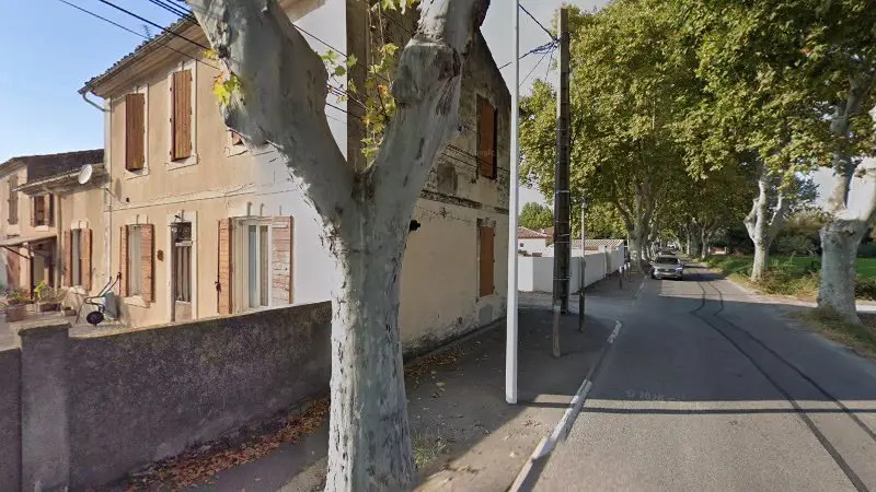 Vue de la rue devant Carrosserie de Caphan, Saint-Martin-de-Crau