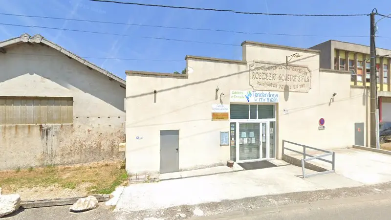 Vue de la rue devant Auto Service 974, Saint-Seurin-sur-l'Isle