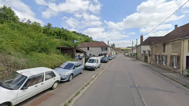 Vue de la rue devant Motors Cg, Gy-l'Évêque