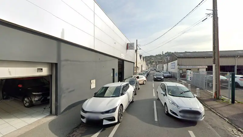Vue de la rue devant Atelier SEAT CUPRA - Continental Automobiles, Rouen