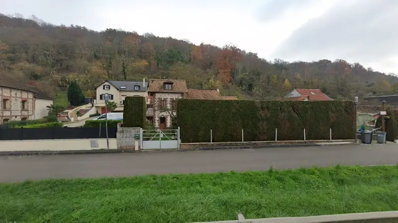 Vue de la rue devant A&M Auto, Tourville-la-Rivière