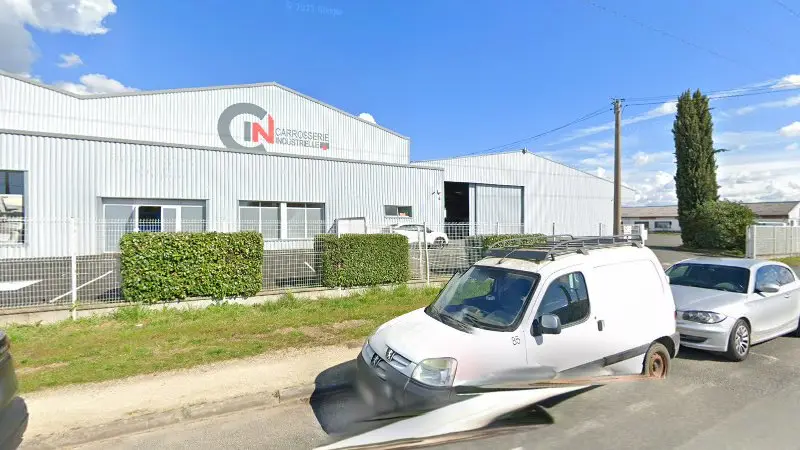 Vue de la rue devant Carrosserie Industrielle, Niort