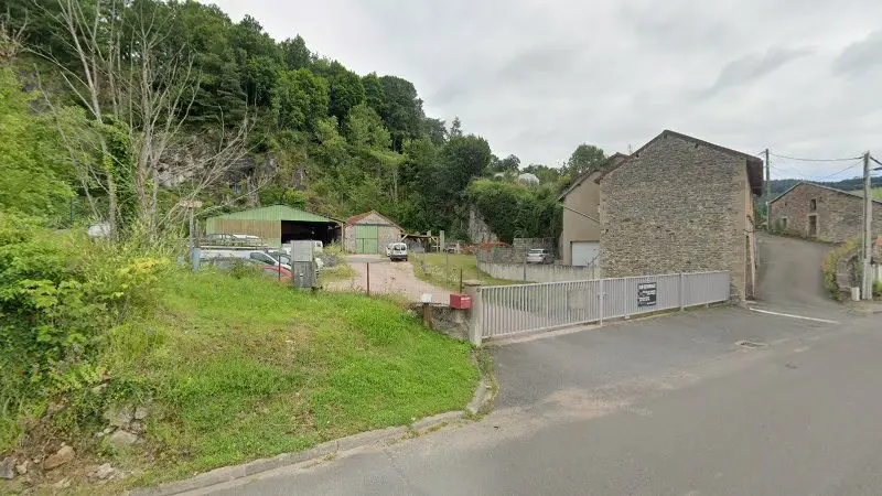 Vue de la rue devant Glm Automobiles, Ferrières-sur-Sichon