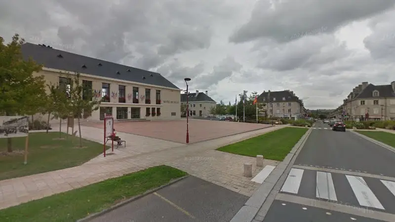 Vue de la rue devant SARL garage Armand, Villers-Bocage