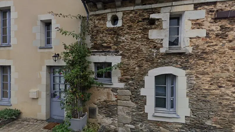 Vue de la rue devant Le Garage à Vélos de Nyoiseau, Segré-en-Anjou Bleu