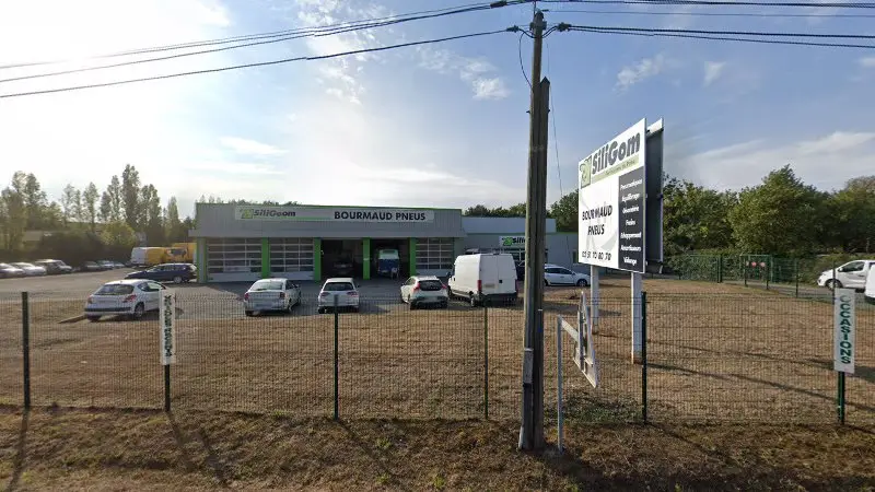 Vue de la rue devant Bourmand Tires - Saint Aignan Grandlieu, Saint-Aignan-Grandlieu