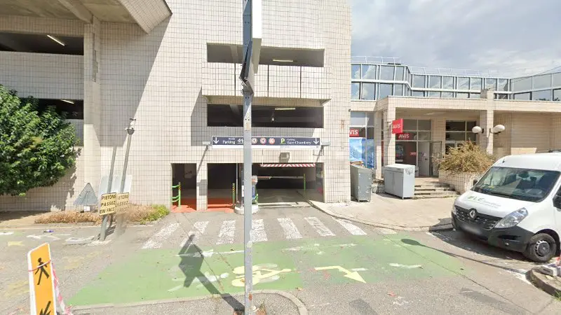 Vue de la rue devant Effia Stationnement et Mobilité, Chambéry