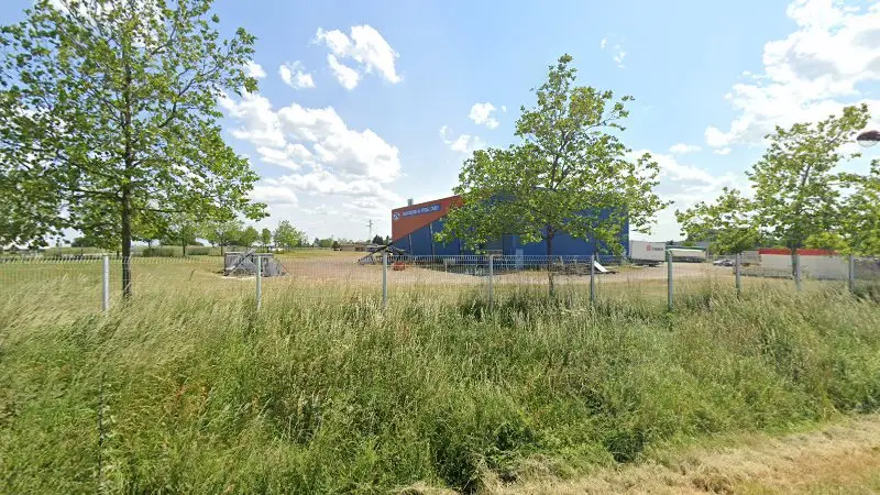 Vue de la rue devant Carrosserie du Poids Lourd CPL, Bérus