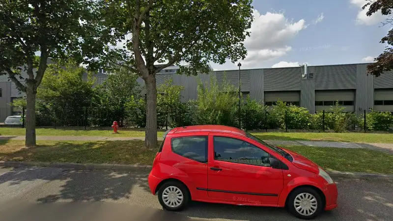 Vue de la rue devant MERCEDES-BENZ FRANCE Smart, Montigny-le-Bretonneux